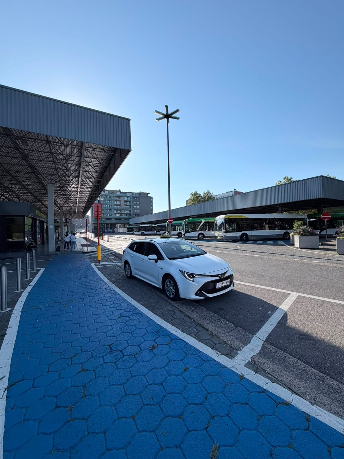 Taxi Genk naar Frankfurt Airport — Vaste Prijs €360 | 24/7